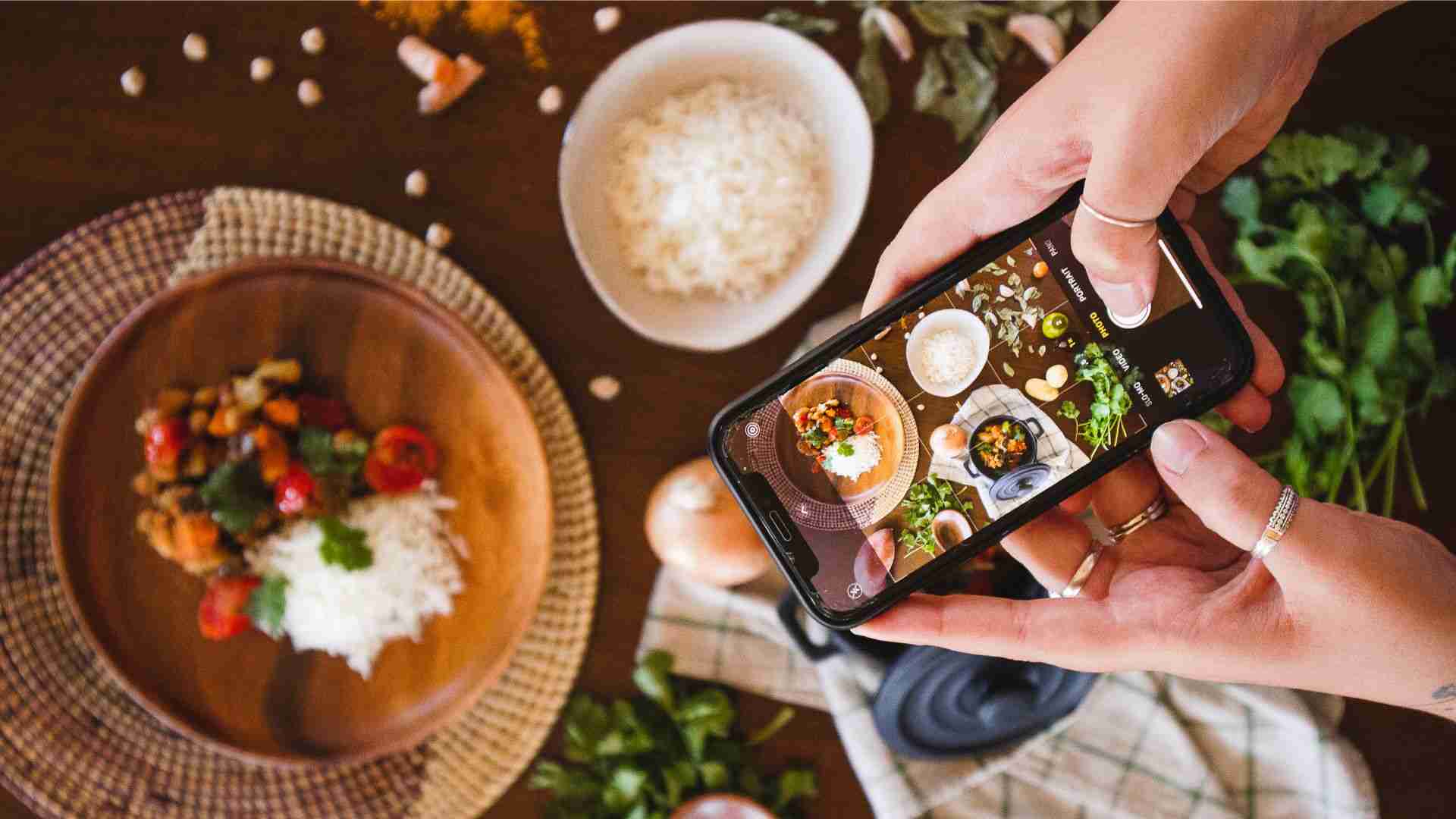 Konsep Foto Kuliner: Strategi Visual yang Menggugah Selera Fotografi identitas visual restoran dengan elemen branding konsisten
