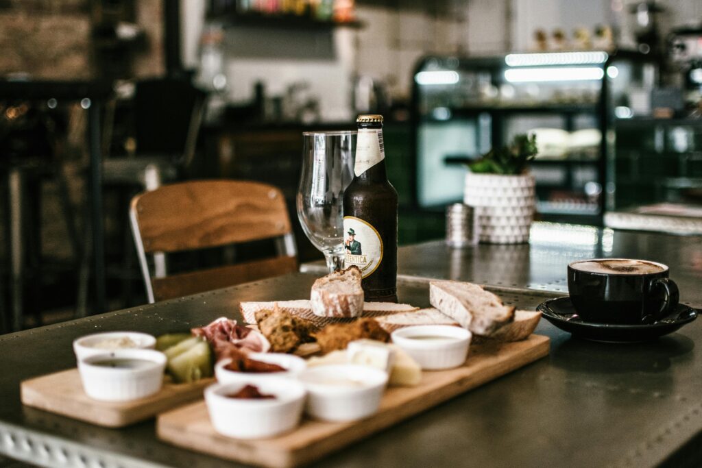 Foto restoran profesional dengan pencahayaan estetik hasil karya Restoshoot