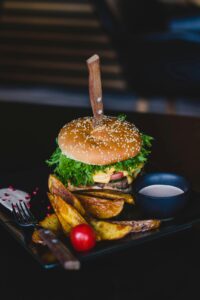 Visual kuliner estetik dengan pencahayaan profesional hasil karya RestoshootEstetika Citra KulinerCara Foto Makanan Estetik untuk Pemula hingga Profesional