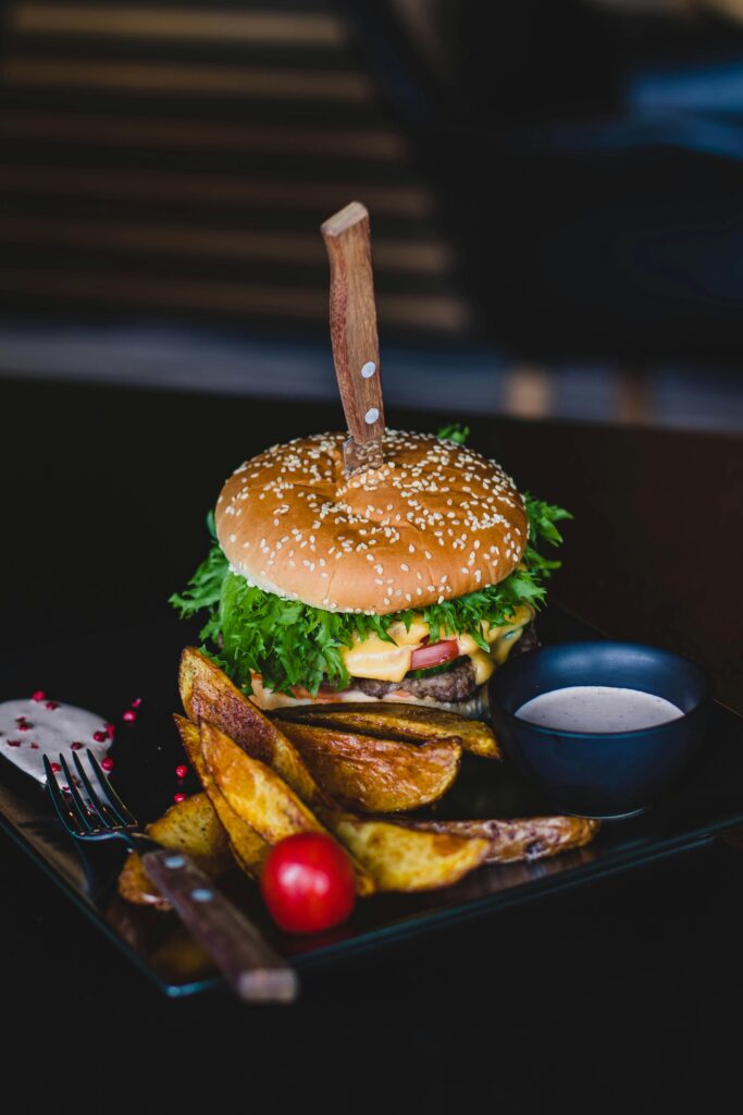 Visual kuliner estetik dengan pencahayaan profesional hasil karya RestoshootEstetika Citra KulinerCara Foto Makanan Estetik untuk Pemula hingga Profesional