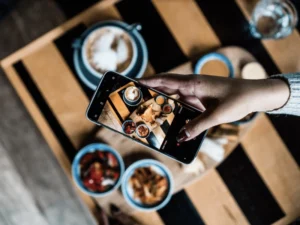 Komposisi Foto Kuliner Foto menu restoran profesional dengan pencahayaan estetik