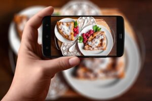 Teknik Angle Kuliner untuk Foto Makanan Profesional. Fotografer profesional memotret makanan untuk layanan foto kuliner Restoshoot