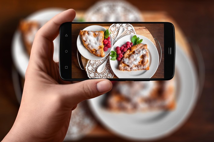 Teknik Angle Kuliner untuk Foto Makanan Profesional. Fotografer profesional memotret makanan untuk layanan foto kuliner Restoshoot