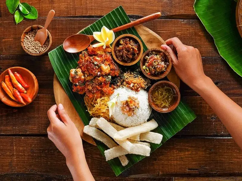 Visual Rasa Autentik Fotografer profesional sedang melakukan food photography di Bali untuk restoran Citra rasa visual makanan profesional dengan pencahayaan artistik oleh Restoshoot. Foto makanan estetis yang menampilkan konsep visual branding restoran secara profesional.