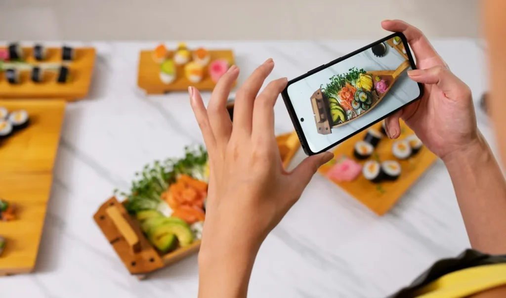 Strategi Foto Restoran Fotografer profesional sedang memotret makanan restoran dengan pencahayaan alami Gaya foto makanan profesional untuk promosi restoran