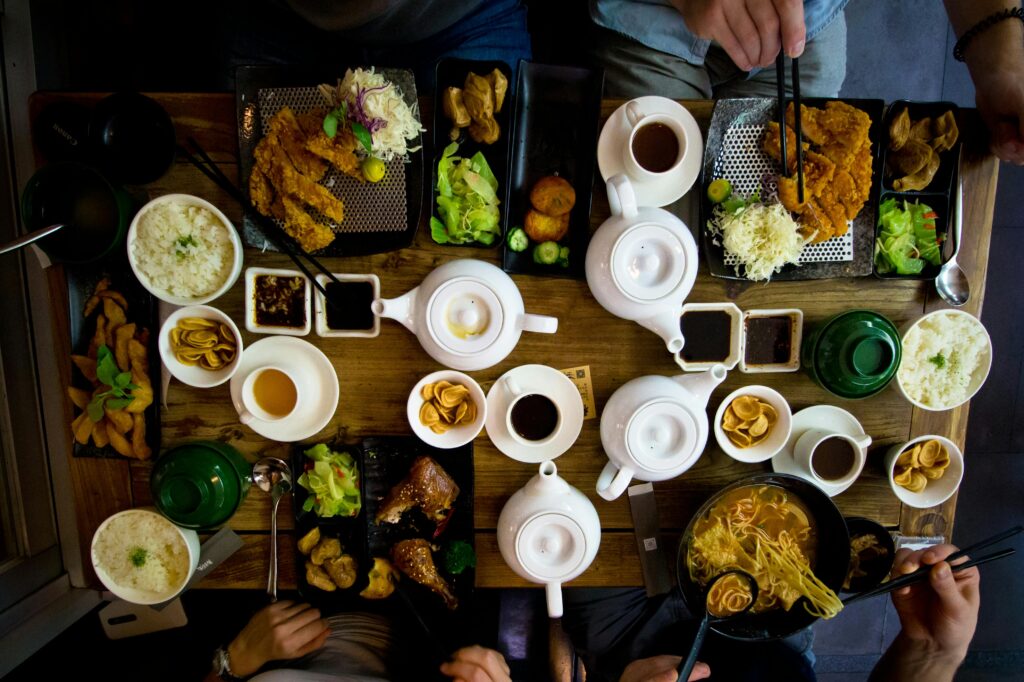 Foto promosi kuliner profesional dari Restoshoot menampilkan hidangan dengan pencahayaan estetik dan komposisi menggugah selera.