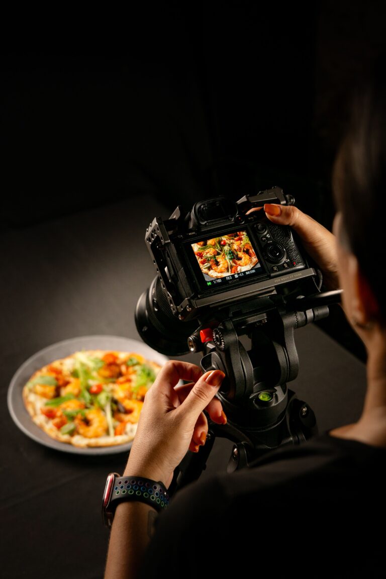 Fotografer studio sedang melakukan proses jasa photoshoot resto untuk menu makanan