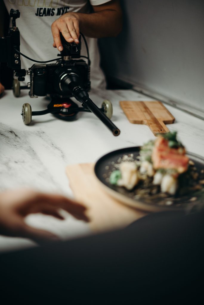 Proses pembuatan konten video restoran bali profesional oleh tim Restoshoot